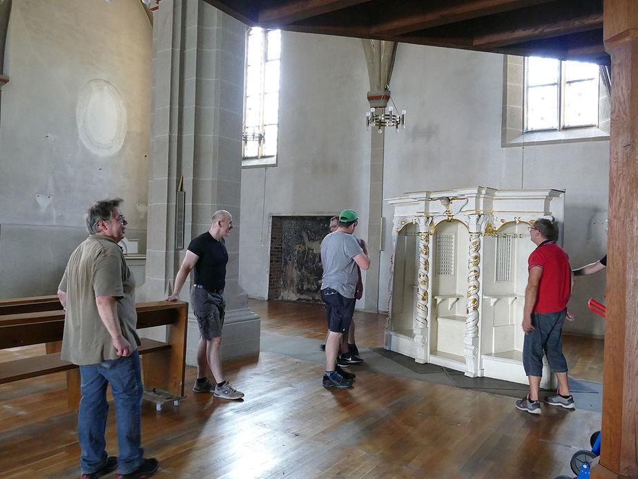 Räumung des Restinventars und der Kirchenbänke aus der Kirche (Foto: Karl-Franz Thiede)